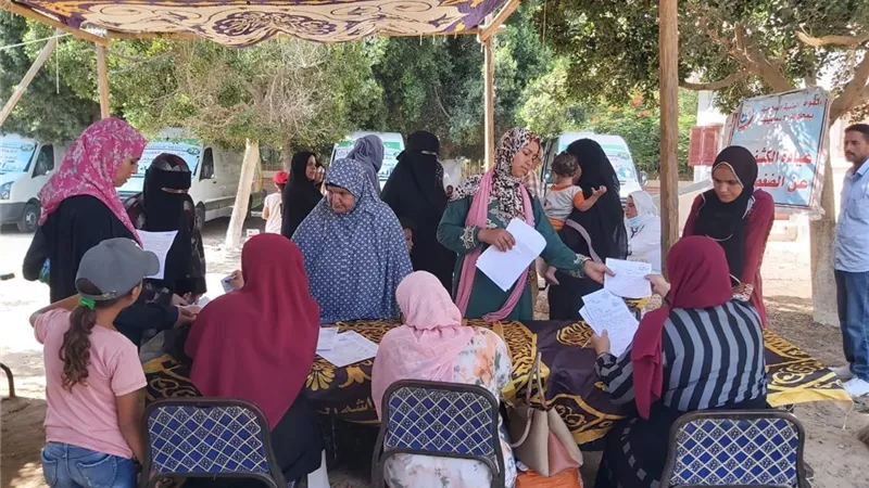قافلة حياة كريمة الطبية تعالج أهالي عزبة شعيب بالإسماعيلية