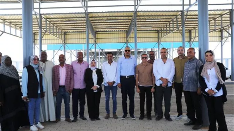 محافظ أسوان يتفقد موقف رؤوف الغربى لسيارات السيرفيس بكوم أمبو