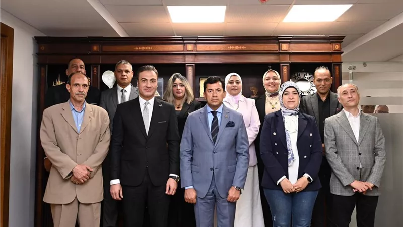 وزير الشباب يكرم فريق عمل الاتصال السياسي بالوزارة تقديرا لجهودهم