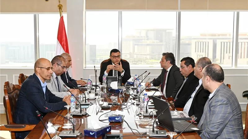وزير الإسكان يتابع موقف تنفيذ مشروعات الشراكة مع المطورين العقاريين بالقاهرة الجديدة