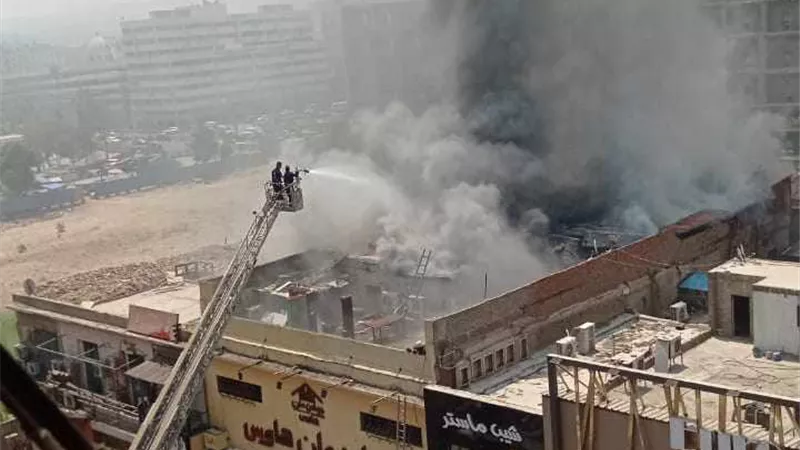 حريق هائل أعلى محل ملابس بشارع 26 يوليو بوسط القاهرة.. صور