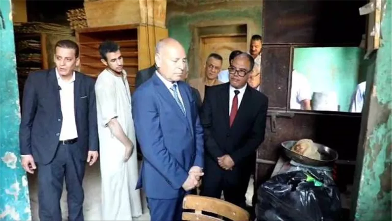 زيارة مفاجئة من محافظ القاهرة لمخبز بحي حلوان