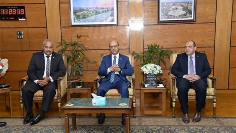 رئيس جامعة أسيوط يبحث سبل تطوير الخدمات المصرفية لمنسوبي الجامعة