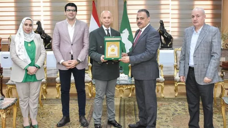 محافظ الشرقية يكرم وكيل وزارة الصحة بمنحه شعار المحافظة