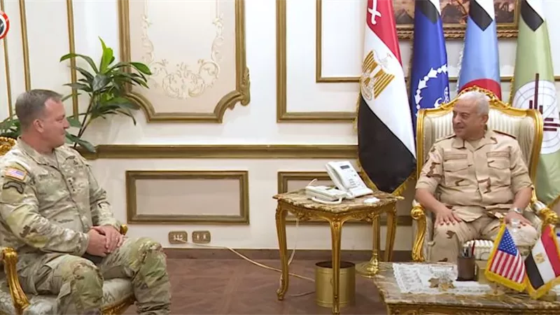 وزير الدفاع يلتقى قائد القيادة المركزية الأمريكية
