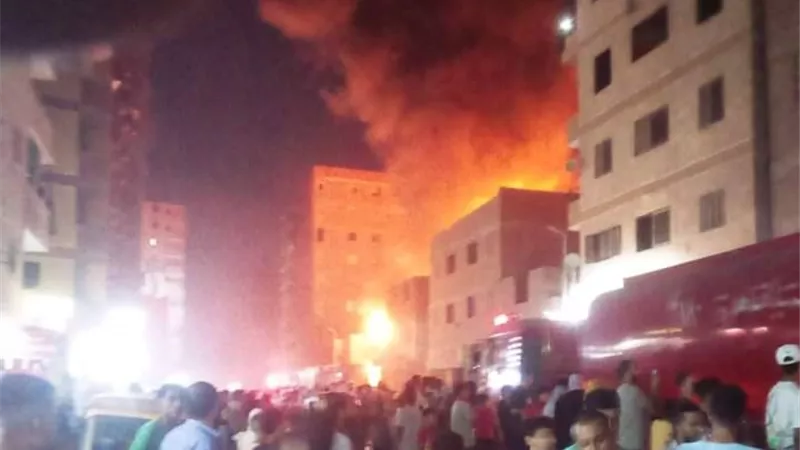 حريق هائل يلتهم عددًا من مخازن الدهانات بالمرج