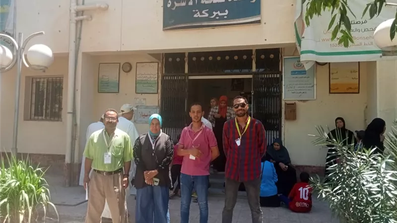 الكشف علي ٧٠٦ مواطن بالقافلة الطبية بقرية بركة بنجع حمادي