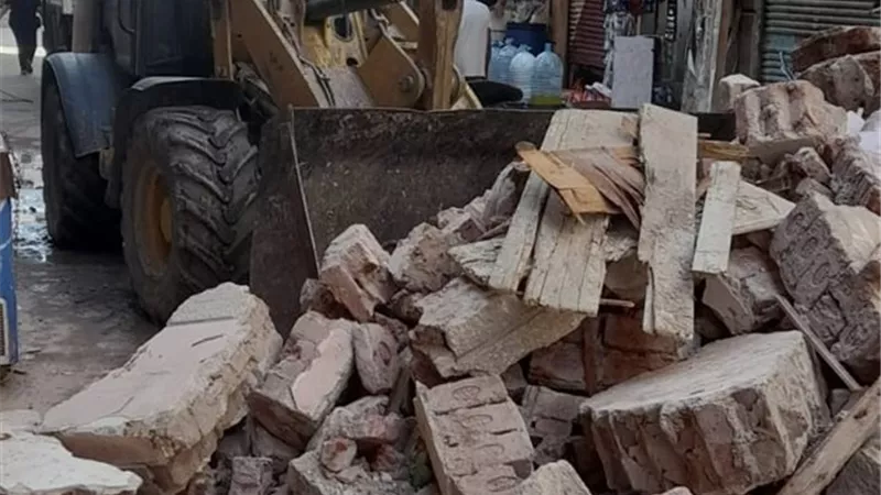 إزالة الخطورة من عقار بغيط العنب ورفع ٨٥ طن أنقاض ورديم