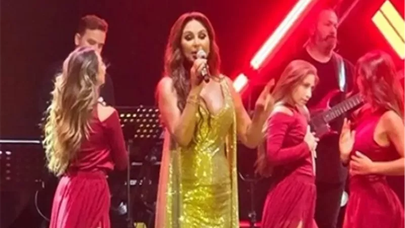 إليسا تخطف الأنظار فى افتتاح مهرجان أعياد بيروت بفستان أنيق.. صور