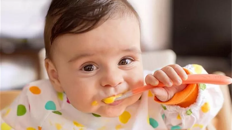 نصائح مهمة لتغذية طفلك في سن 6 أشهر