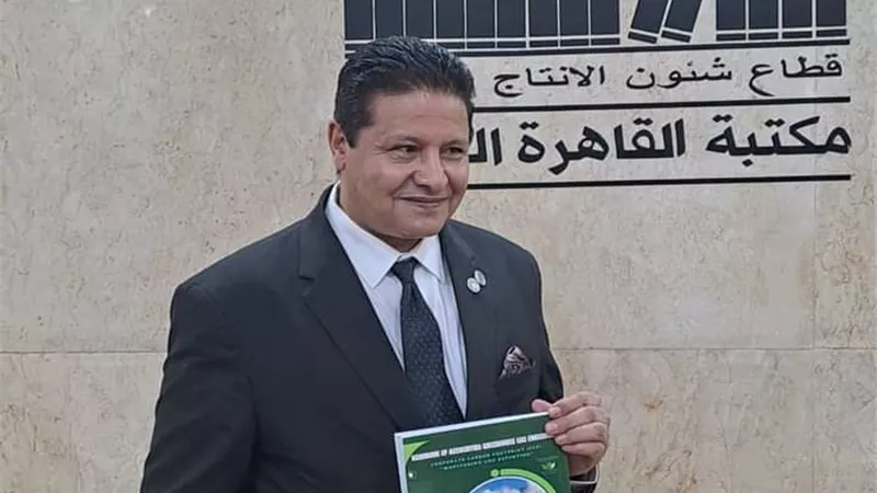 السفير الشربيني يصدر أول موسوعة عربية لقياس البصمة الكربونية