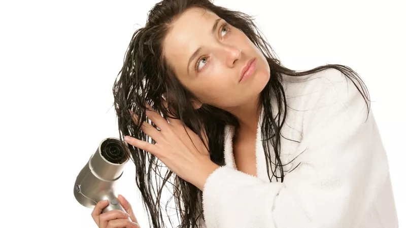 عادات تتسبب فى إضعاف الشعر
