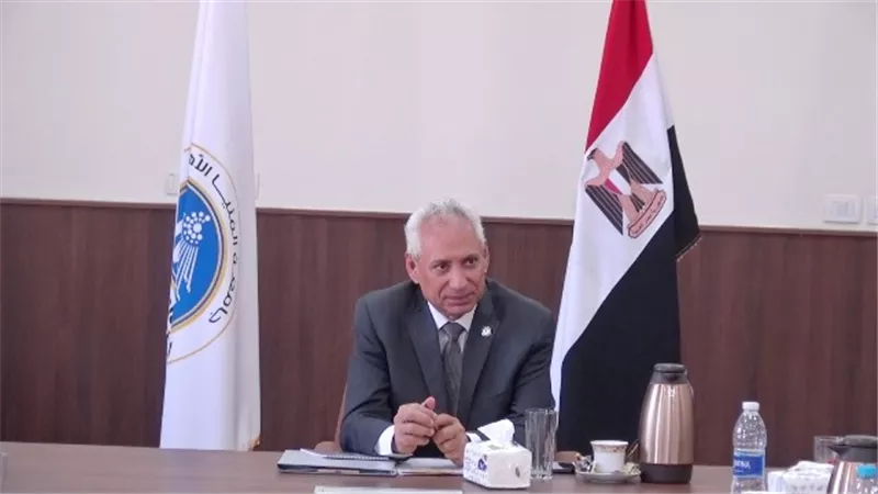 رئيس جامعة المنيا يُؤكد الالتزام بمعايير العمل المؤسسي بالجامعة