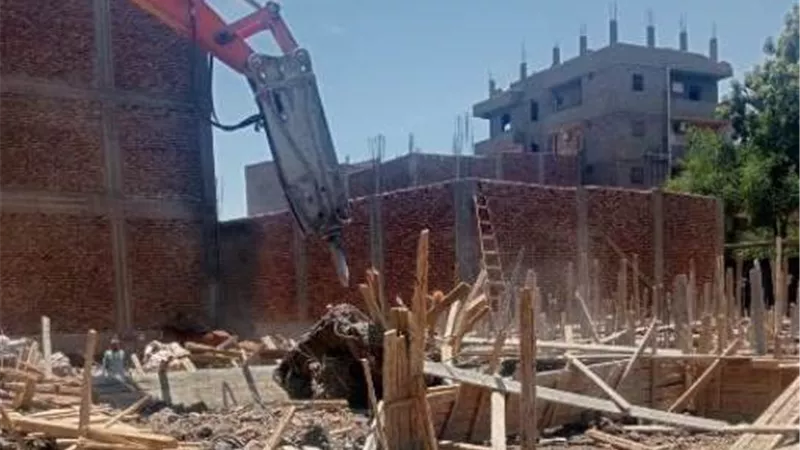 إزالة حالة تعدى بالبناء المخالف بحى شرق الأقصر
