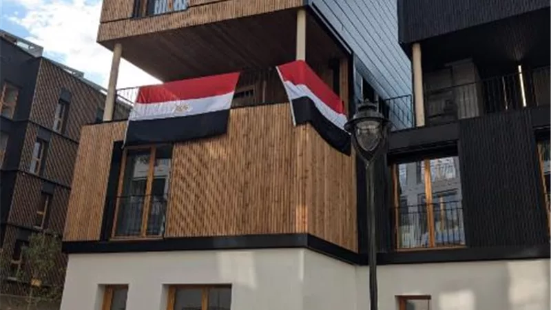 العلم المصري يزين مقر البعثة في القرية الأولمبية بباريس