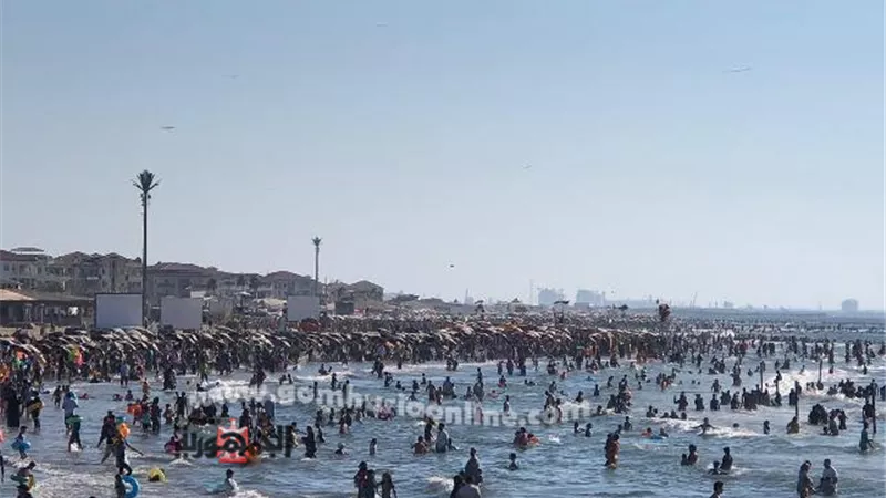 زحام شديد بشواطئ رأس البر