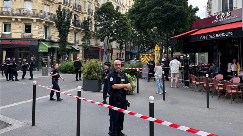 مقتل شخص وإصابة 6 عقب اقتحام سيارة لـ شرفة مقهى في باريس