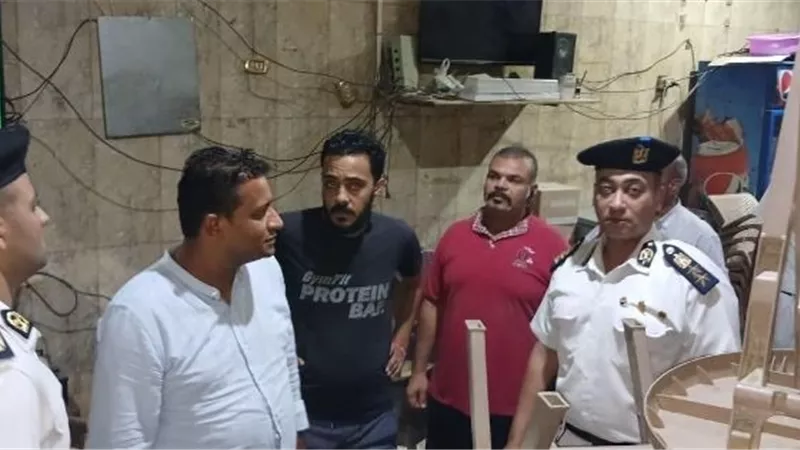 جهاز مدينة ١٥مايو يشن حملة ليلية على الكافيهات والمحال التجارية.. صور