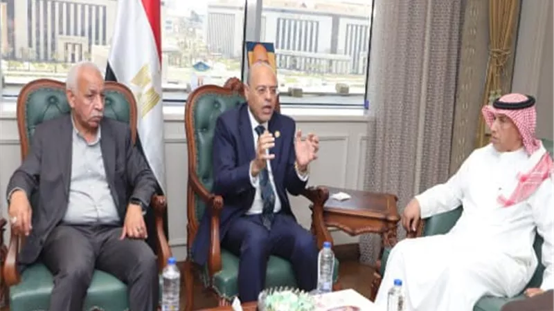 وزير العمل يبحث تطوير الجامعة العمالية..صور