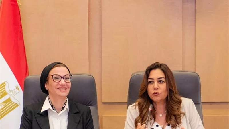 وزيرة البيئة تستعرض مع المحافظين ملفات السحابة السوداء والتشجير