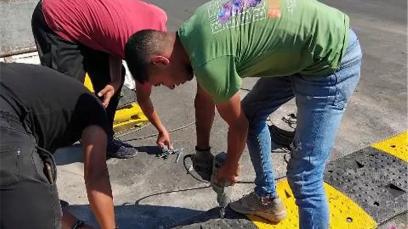 تركيب مطبات صناعية للحد من حوادث الطرق بالبحيرة