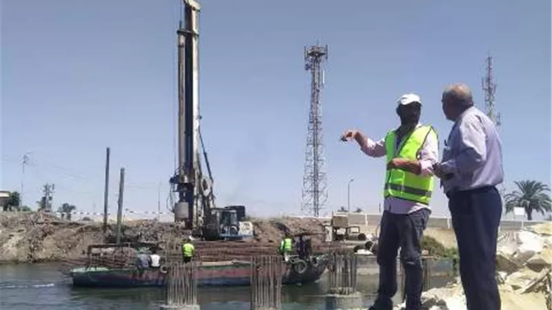 رئيس مركز ديرمواس يتفقد سير العمل بكوبري التل الغربي