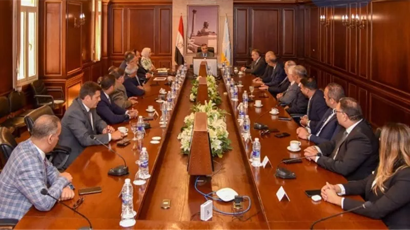 محافظ الإسكندرية: دعم جميع المستثمرين بالثغر لدفع عجلة التنمية
