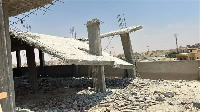 رئيس جهاز الشروق يُوقف مخالفة بناء فى مهدها ويُزيل دور آخر.. صور
