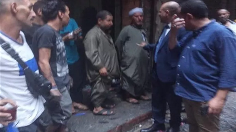 وزير العمل يتوجه إلى موقع حريق حارة اليهود ويطمئن على المصابين