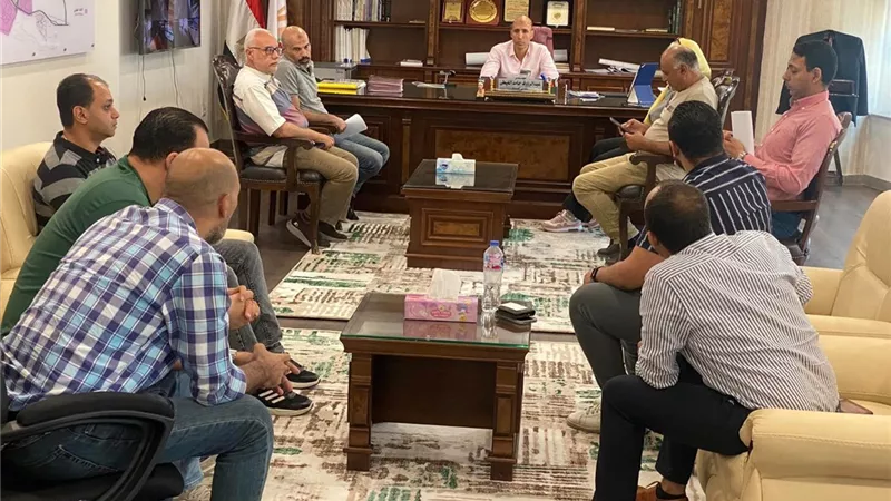 الغيطي يوجه بإنهاء الطرق الرئيسية والفرعية في 