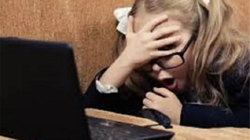 أبرزها الابتزاز .. مشكلات قد يتعرض لها طفلك بسبب الإنترنت