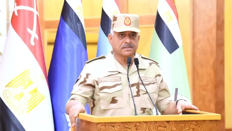 وزير الدفاع يلتقى برجال المنطقة الشمالية العسكرية وقيادة القوات البحرية..فيديو