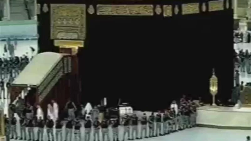 نيابة عن خادم الحرمين..نائب أمير مكة المكرمة يشارك فى غسل الكعبة
