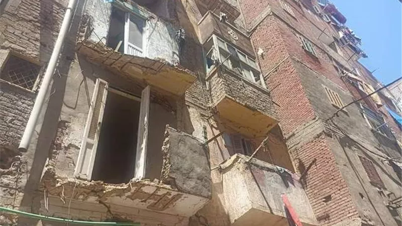 ازالة الخطوره الداهمه من عقار بشارع الزمزمى فى كرموز