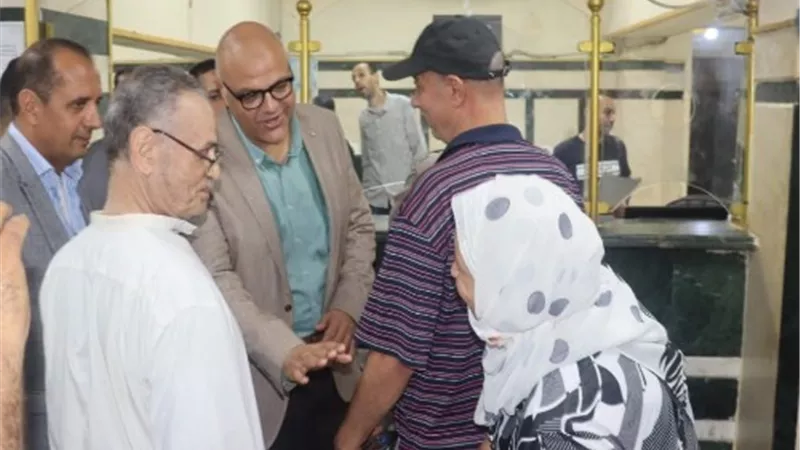 محافظ القليوبية يستمع لشكاوى عددا من المواطنين ويوجه بسرعة إنهاء إجراءاتهم