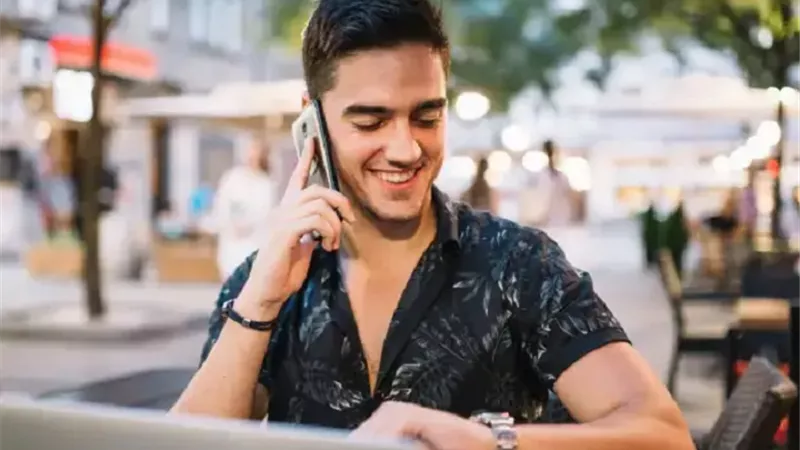 كيف تنهي محادثة مملة بطريقة ذكية ؟ إليك 8 عبارات مهذبة