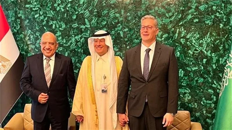 وزير الكهرباء يزور السعودية لبحث تنفيذ مشروع الربط الكهربائى