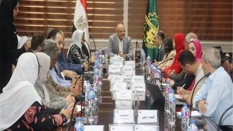 محافظ القليوبية يناقش تنفيذ مشروعات في مجال البيئة والمخلفات الصلبة