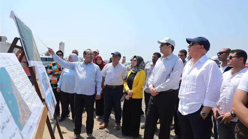 وزير الري ومحافظ دمياط يتفقدان مشروع حماية الشواطئ برأس البر