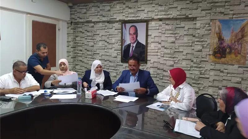 سلومه مع مديري عموم الإدارات التعليمية لحل مشكلة الكثافات بالجيزة