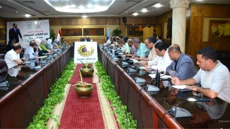 محافظ الغربية يترأس اجتماعاً موسعاً لدفع وتيرة العمل بملف التصالح