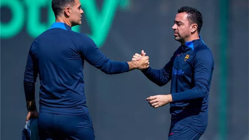 برشلونة يعلن فسخ التعاقد مع مدربه بسبب منتخب بلاده