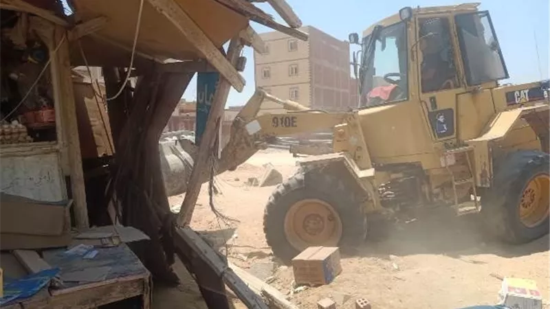 جهاز بدر يشن حملة على الإشغالات ويتحفظ على 6 مركبات مخالفة.. صور