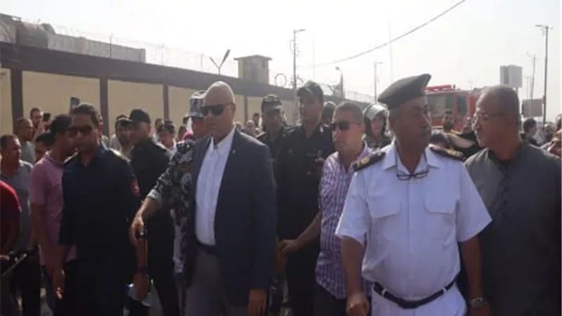 محافظ القليوبية يتفقد مكان حريق معرض ملابس بنها ويوجه بتشكيل لجنة للتحقيق