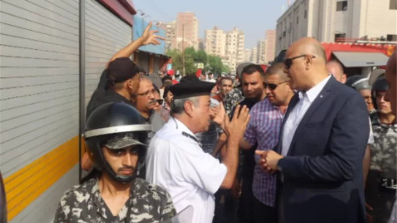 محافظ القليوبية يتفقد حريق معرض ملابس بنها