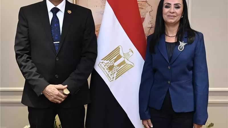 وزيرة التضامن ووزير العمل يبحثان ملف العمالة غير المنتظمة