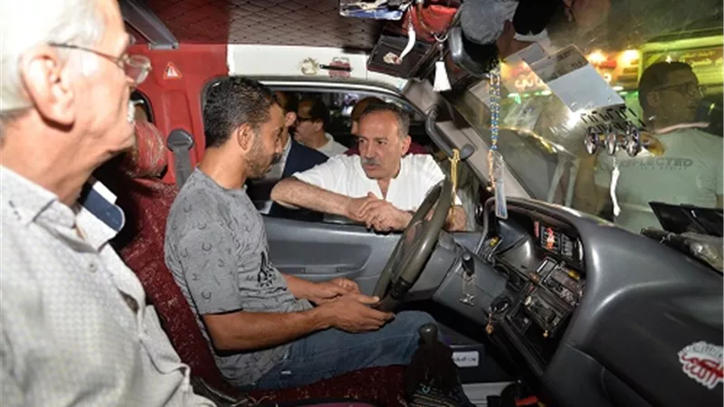 محافظ أسيوط يتابع التزام سائقي التاكسي والسرفيس بالأجرة المحددة