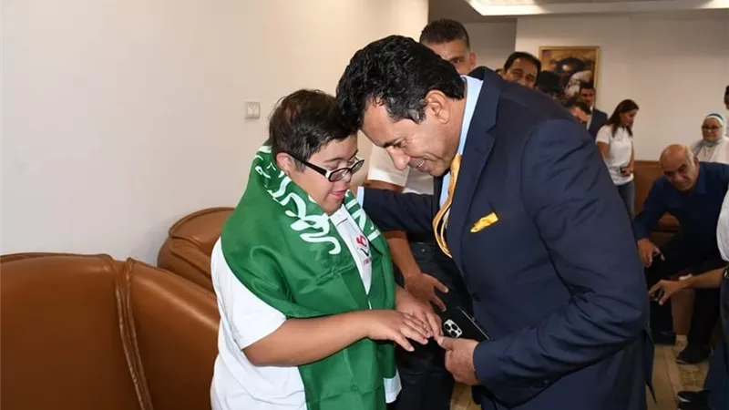 وزير الشباب يلتقي فيصل القصيبي قبل تحدي عبور المانش
