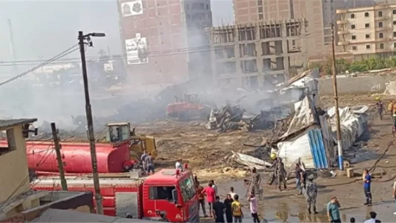المعمل الجنائى يعاين موقع حريق معرض السجاد فى المعادى
