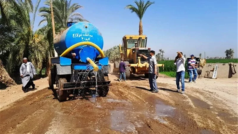 حملات للنظافة وتمهيد وتسوية الطرق بمدينة طهطا و المراغه بسوهاج